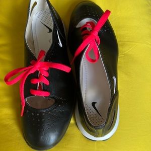 WOMEN’S NIKE GOLF SHOES.  Size 6.